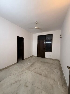 Room in 3 BHK Builder Floor at Nehru Enclave – for Rent