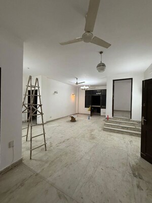 Room in 3 BHK Builder Floor at Nehru Enclave – for Rent