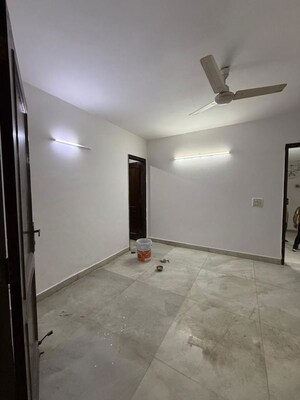 Room in 3 BHK Builder Floor at Nehru Enclave – for Rent
