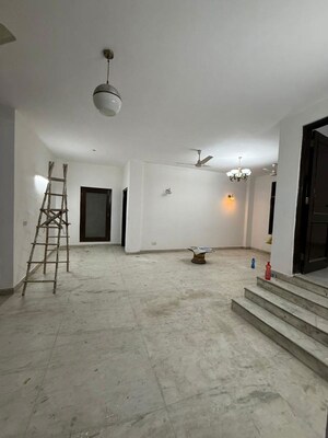 Room in 3 BHK Builder Floor at Nehru Enclave – for Rent