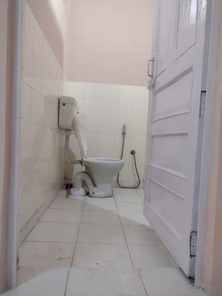 Bathroom, east of kailash 2 Bedroom 1300 Sq.Ft. Builder Floor In East Of Kailash Delhi 10251320