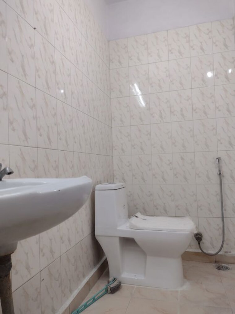 Bathroom, east of kailash 2 Bedroom 1300 Sq.Ft. Builder Floor In East Of Kailash Delhi 10251320