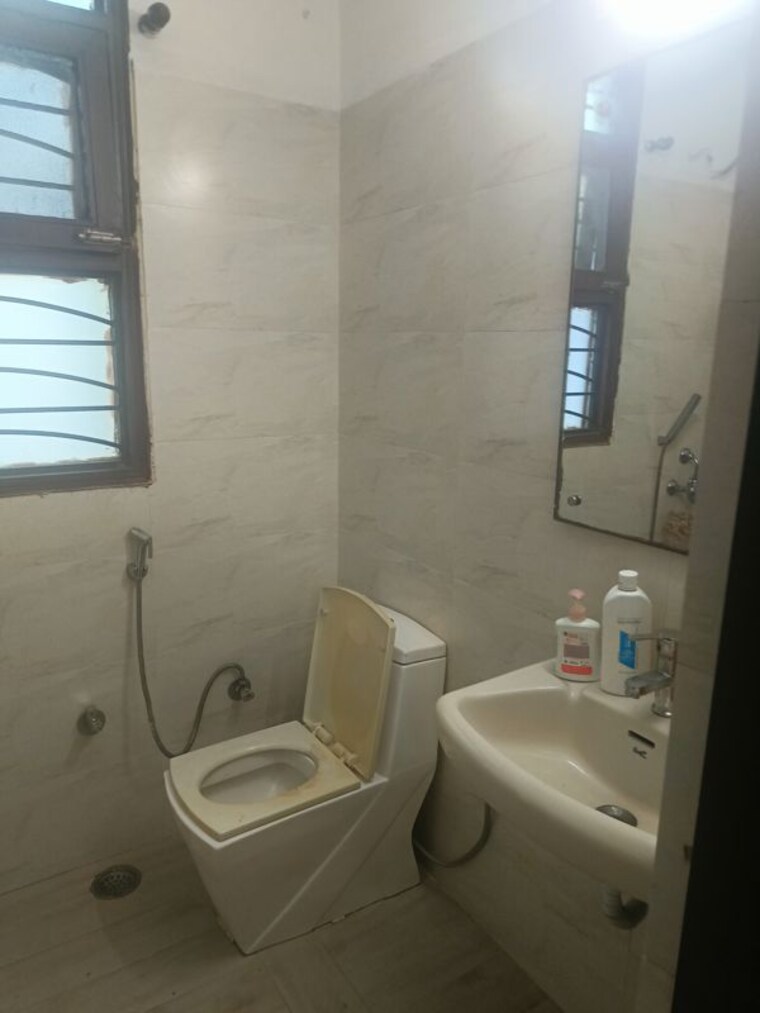 Bathroom, uppal-southend 3 Bedroom 1300 Sq.Ft. Builder Floor In Sector 49 Gurgaon 10251402
