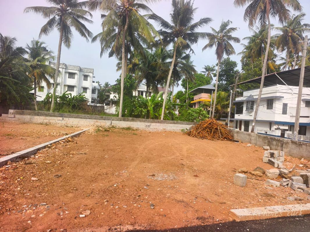 Plot For Sale in Ambalamukku