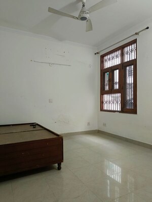Room in 3 BHK Builder Floor at Unitech South City II, Sector 50 – for Rent