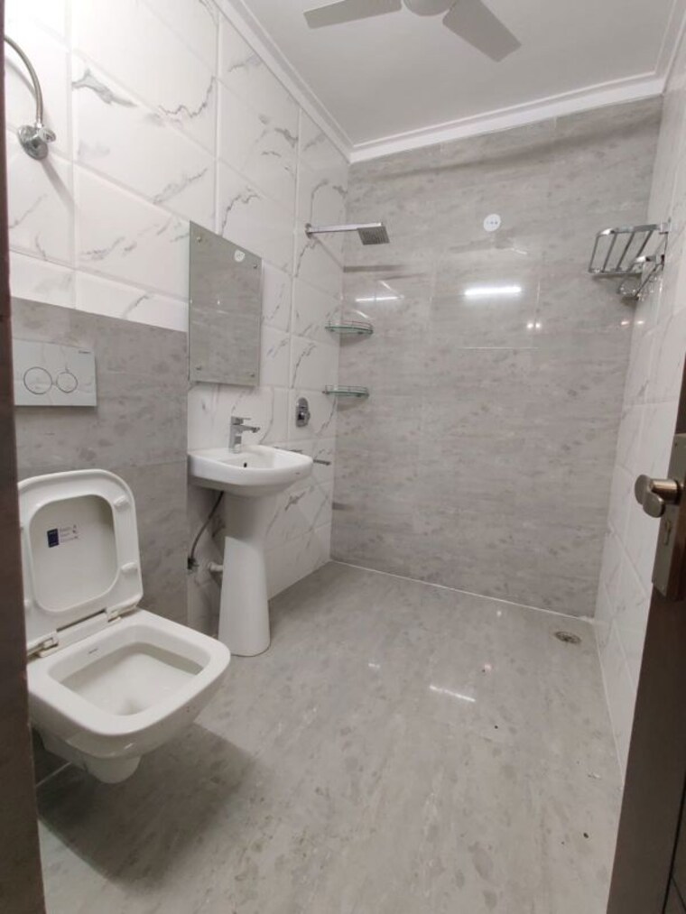 Bathroom, green fields colony 3 Bedroom 1655 Sq.Ft. Builder Floor In Green Fields Colony Faridabad 10251713