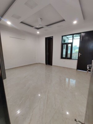 Room in 3 BHK Builder Floor at Green Fields Colony – for Rent