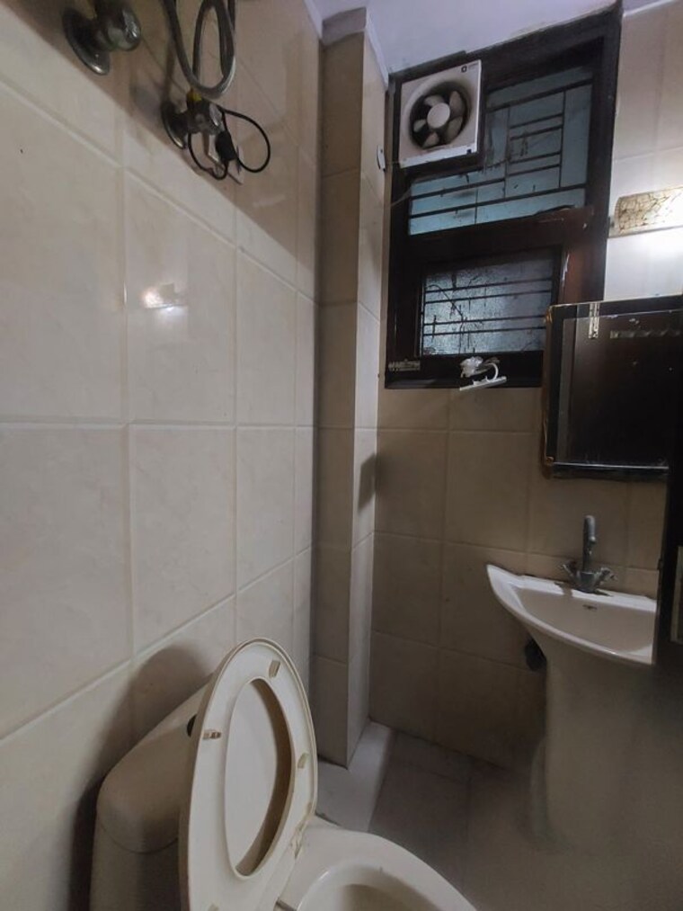 Bathroom, sector 10 dwarka 3 Bedroom 1500 Sq.Ft. Apartment In Sector 10 Dwarka Delhi 10234899