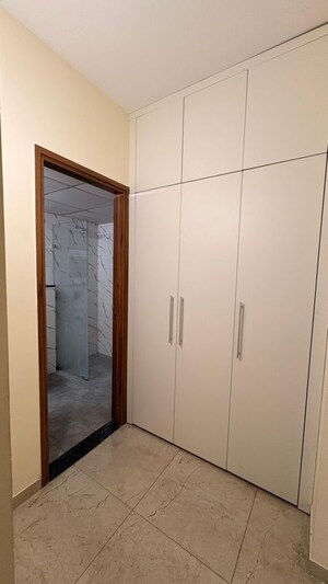 Room in 4 BHK Apartment at Experion Capital, Vibhuti Khand – for Rent