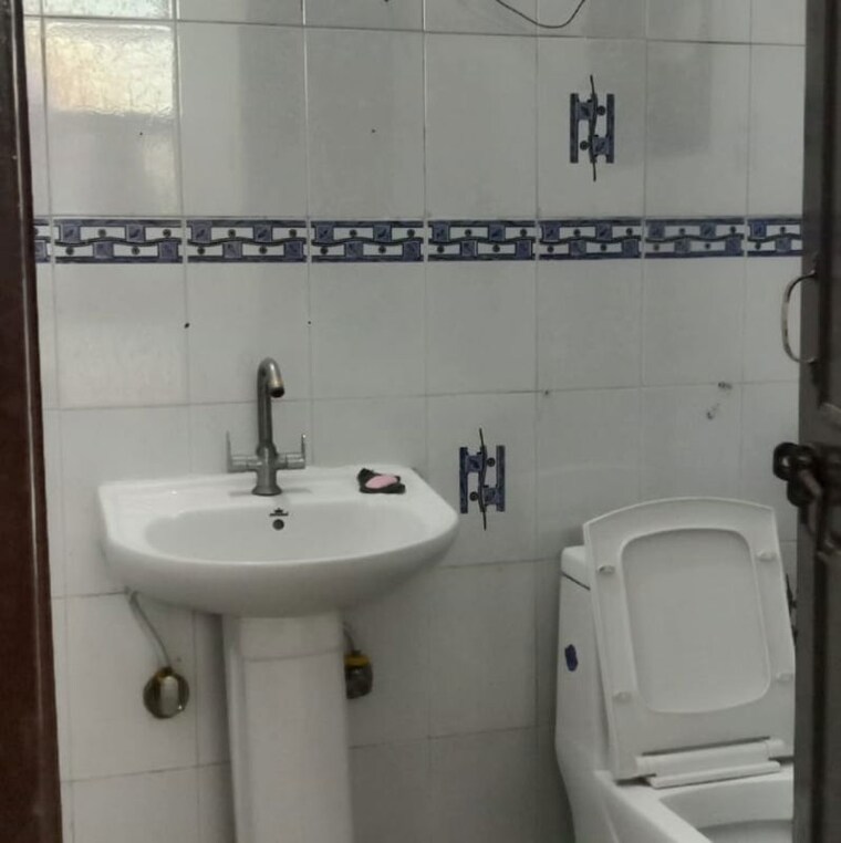 Bathroom, new industrial township 1 2 Bedroom 900 Sq.Ft. Independent House In New Industrial Township 1 Faridabad 10252591