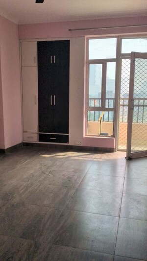 Room in 2.5 BHK Apartment at Gaur City 4th Avenue, Sector 4 Greater Noida – for Rent