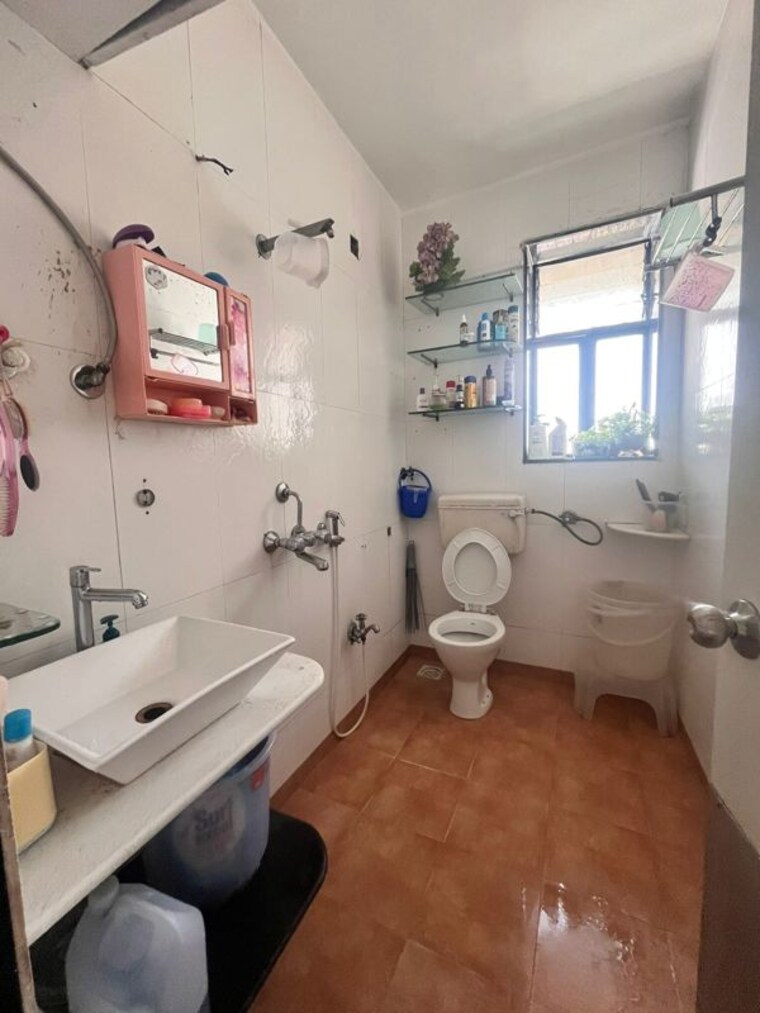 Attached Bathroom, seven bunglow 3 Bedroom 1600 Sq.Ft. Apartment In Seven Bunglow Mumbai 10252909