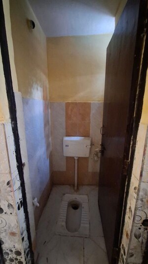 Bathroom in 1.5 BHK Apartment at Sector 10 Greater Noida – for Rent