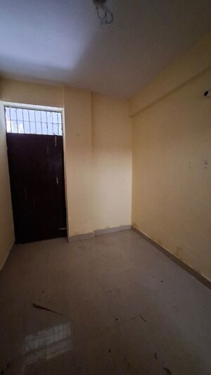 Room in 1.5 BHK Apartment at Sector 10 Greater Noida – for Rent