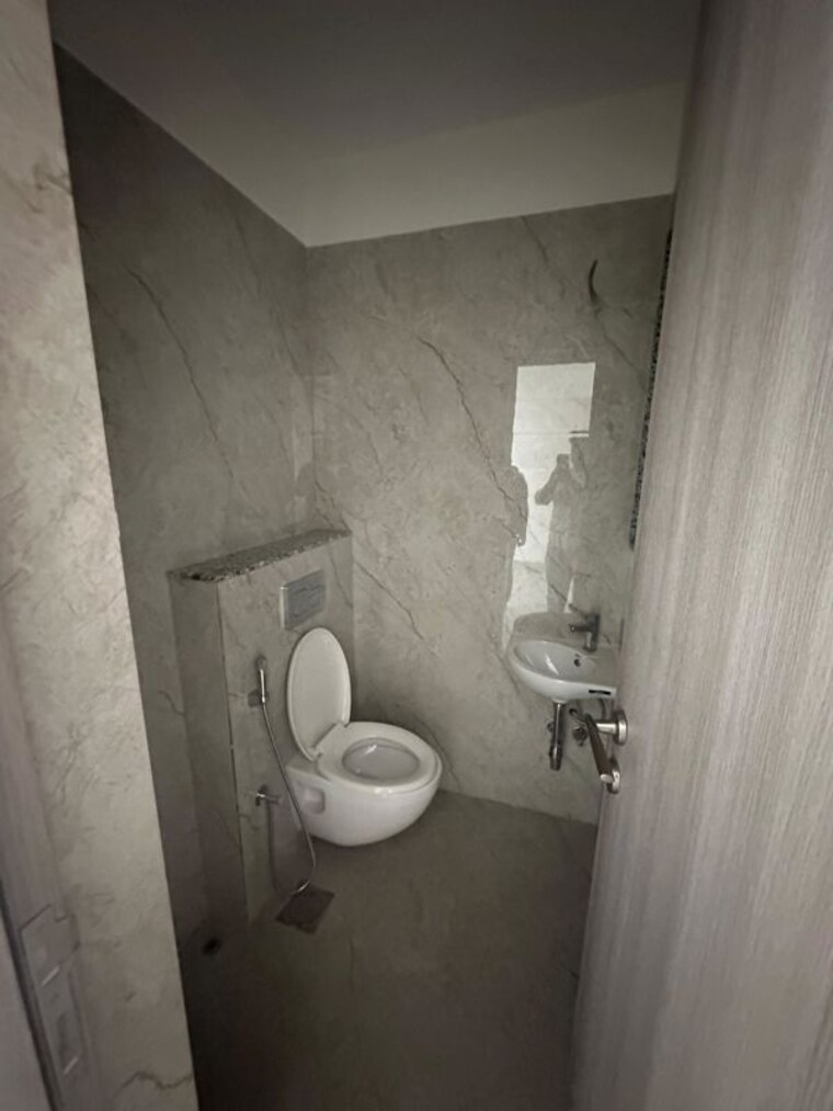 Bathroom, vardhman-grandeur 2 Bedroom 710 Sq.Ft. Apartment In Andheri West Mumbai 10253042