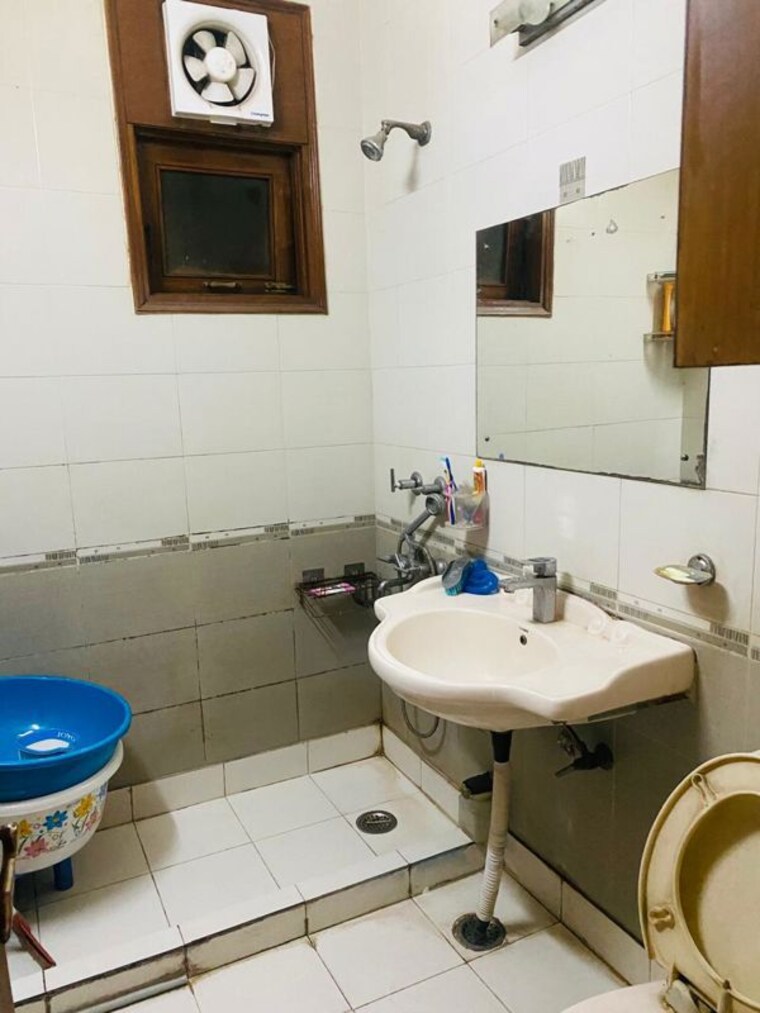 Bathroom, kalkaji 2 Bedroom 1000 Sq.Ft. Builder Floor In Kalkaji Delhi 10253238