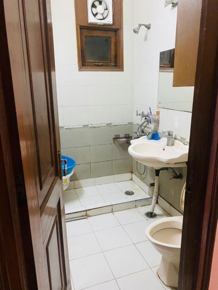 Bathroom, kalkaji 2 Bedroom 1000 Sq.Ft. Builder Floor In Kalkaji Delhi 10253238
