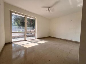 Room in 3 BHK Builder Floor at Nirvana Country – for Rent