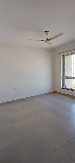 Room in 2 BHK Apartment at Amanora Trendy Homes, Hadapsar – for Sale