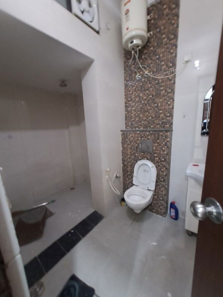 Bathroom, unitech-the-residences-gurgaon 1 Bedroom 825 Sq.Ft. Apartment In Sector 33 Gurgaon 10253859