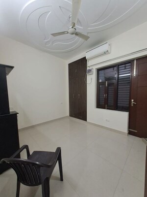 Team Area in 1 BHK Apartment at Unitech The Residences Gurgaon, Sector 33 – for Rent