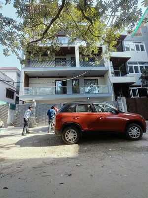 Parking in 5 BHK Builder Floor at DLF Building 10, Dlf Phase ii – for Sale