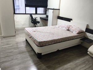 Bedroom in 2 BHK Apartment at Vile Parle West – for Rent