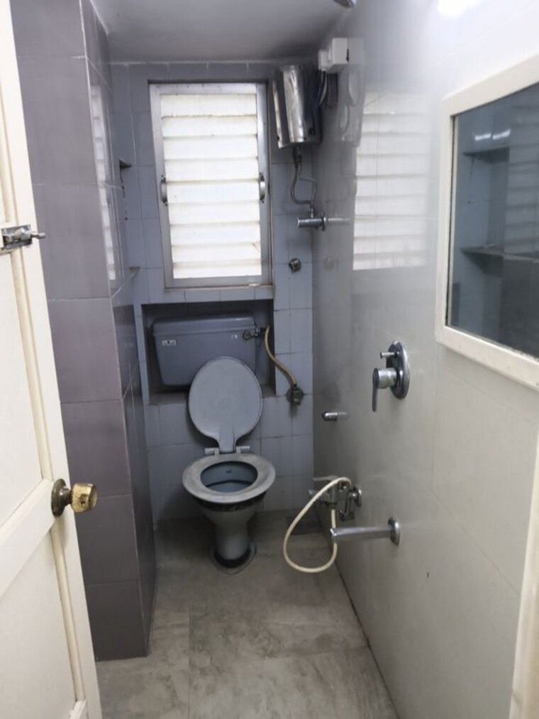 Bathroom, vile parle west 2 Bedroom 750 Sq.Ft. Apartment In Vile Parle West Mumbai 10253962