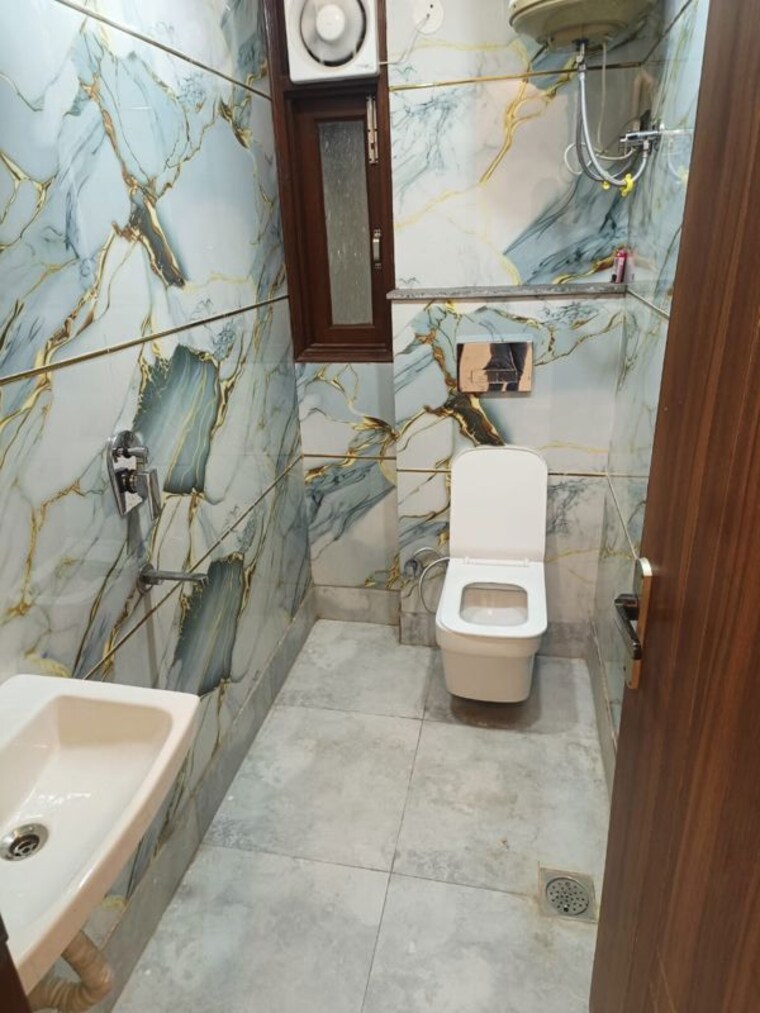 Bathroom, govindpuri 3 Bedroom 850 Sq.Ft. Builder Floor In Govindpuri Delhi 10253943