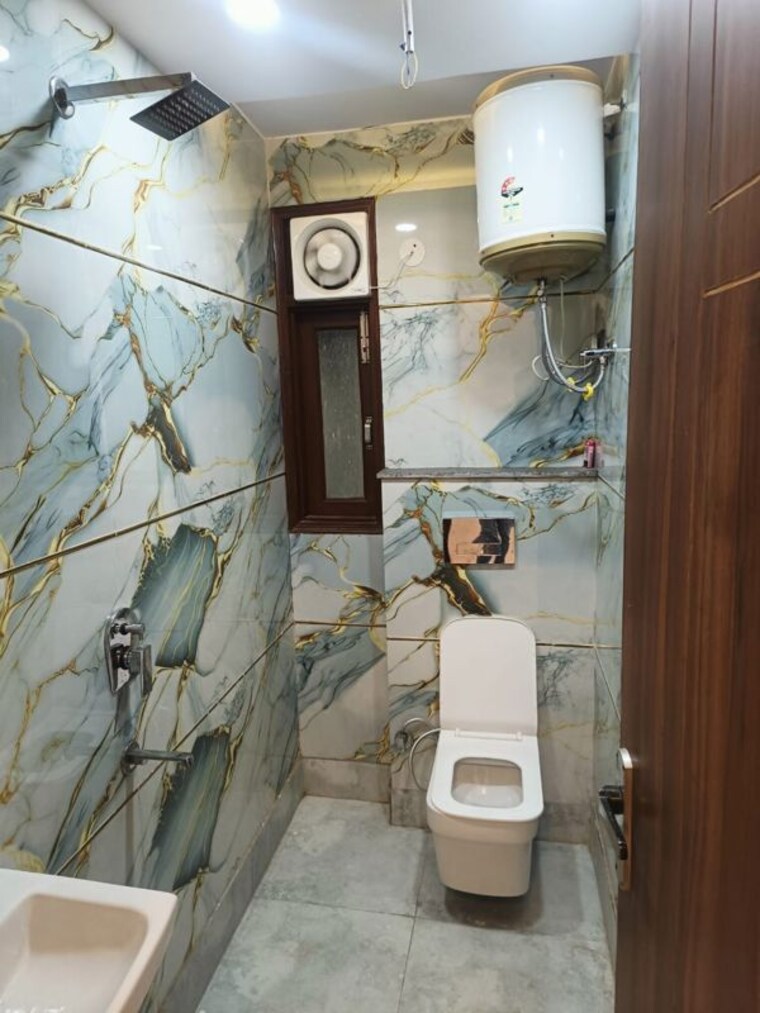 Bathroom, govindpuri 3 Bedroom 850 Sq.Ft. Builder Floor In Govindpuri Delhi 10253943