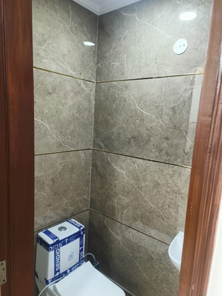 Bathroom, govindpuri 3 Bedroom 850 Sq.Ft. Builder Floor In Govindpuri Delhi 10253943