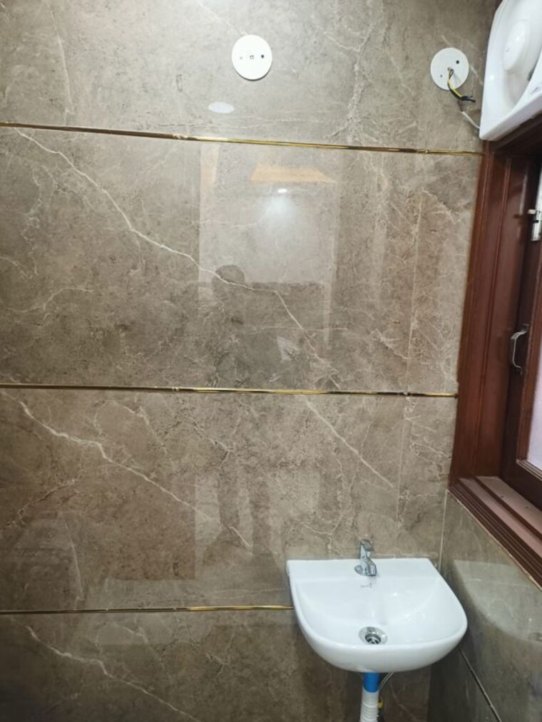 Bathroom, govindpuri 3 Bedroom 850 Sq.Ft. Builder Floor In Govindpuri Delhi 10253943