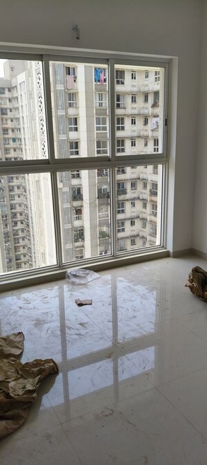 Room in 2 BHK Apartment at Lodha Amara, Kolshet Road – for Rent