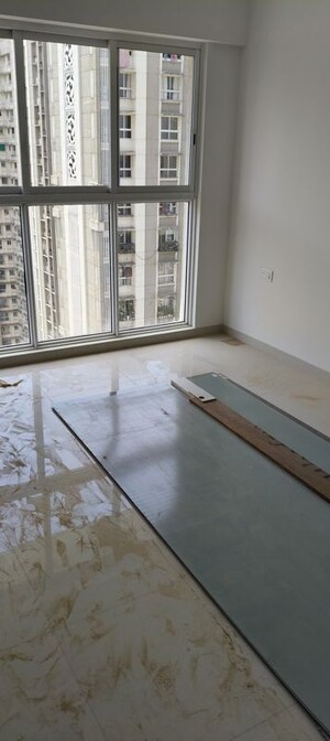 Room in 2 BHK Apartment at Lodha Amara, Kolshet Road – for Rent