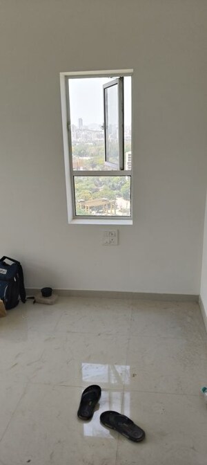 Room in 2 BHK Apartment at Lodha Amara, Kolshet Road – for Rent