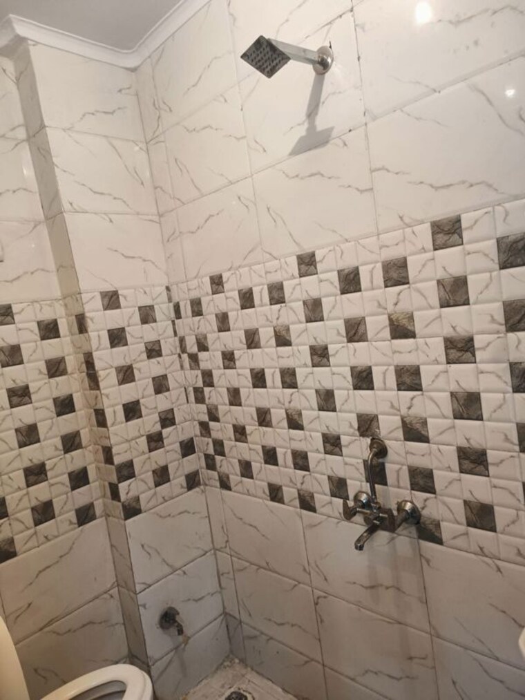 Bathroom, govindpuri 3 Bedroom 800 Sq.Ft. Builder Floor In Govindpuri Delhi 10253974