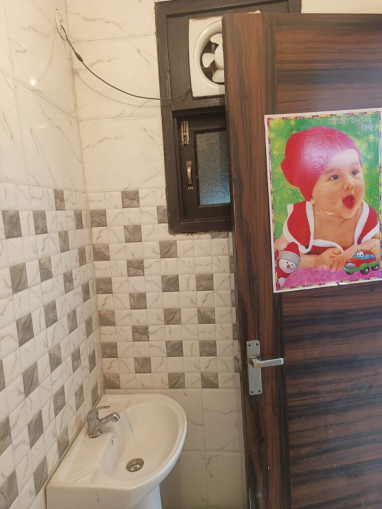Bathroom, govindpuri 3 Bedroom 800 Sq.Ft. Builder Floor In Govindpuri Delhi 10253974