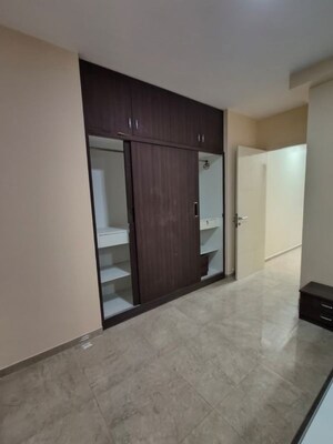 Room in 2.5 BHK Apartment at Hiranandani Cardinal, Ghodbunder Road – for Rent