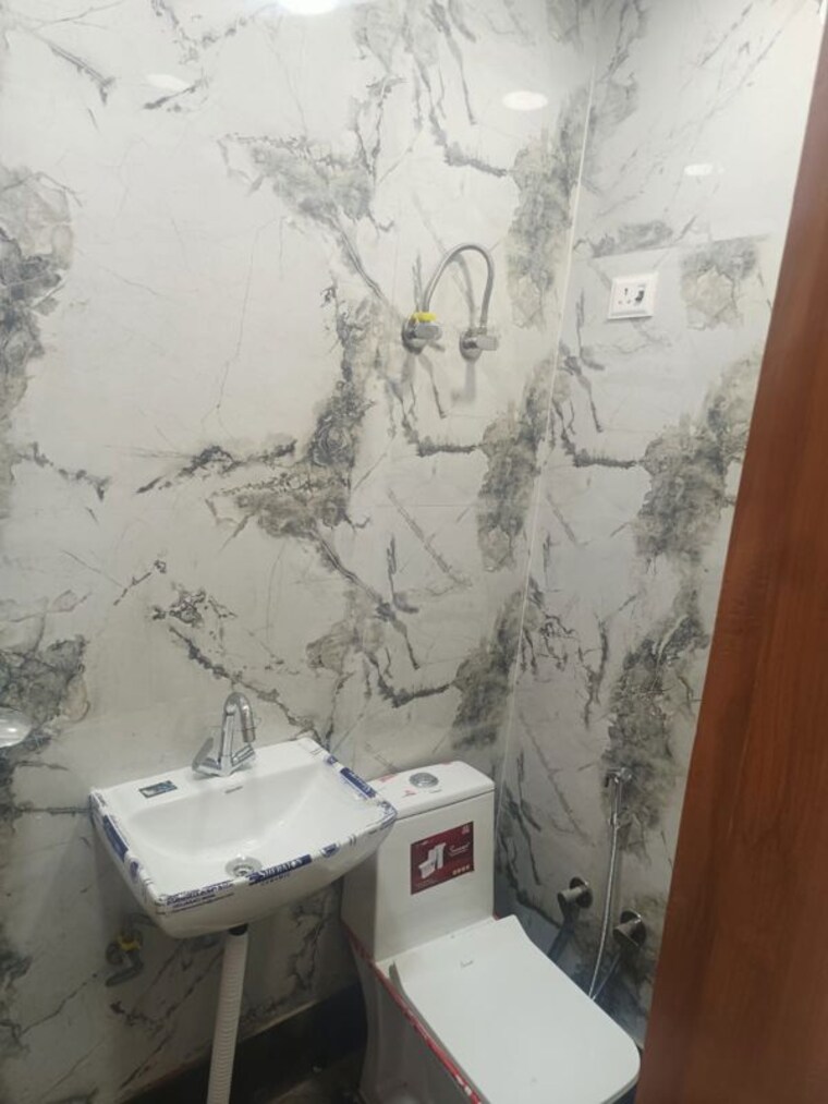 Bathroom, govindpuri 2 Bedroom 60 Sq.Yd. Builder Floor In Govindpuri Delhi 10254075