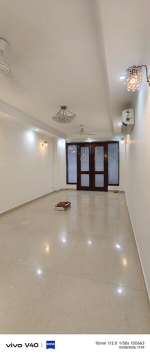 Room in 3 BHK Apartment at Defence Colony – for Rent