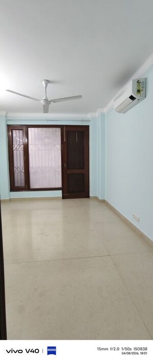Room in 3 BHK Apartment at Defence Colony – for Rent