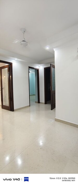 Room in 3 BHK Apartment at Defence Colony – for Rent