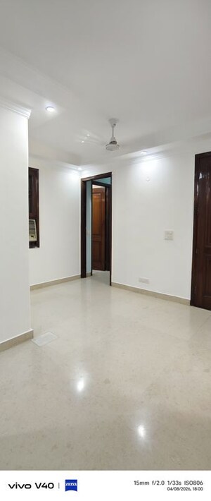 Room in 3 BHK Apartment at Defence Colony – for Rent