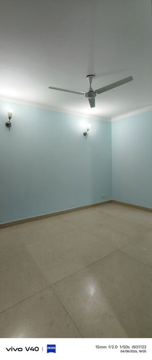 Room in 3 BHK Apartment at Defence Colony – for Rent