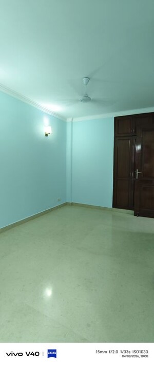 Room in 3 BHK Apartment at Defence Colony – for Rent