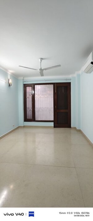 Room in 3 BHK Apartment at Defence Colony – for Rent