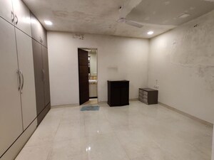 Room in 3 BHK Apartment at Golden Rock, Bandra West – for Rent