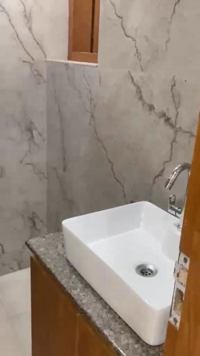 Bathroom, chittaranjan park 3 Bedroom 160 Sq.Ft. Independent House In Chittaranjan Park Delhi 10254537