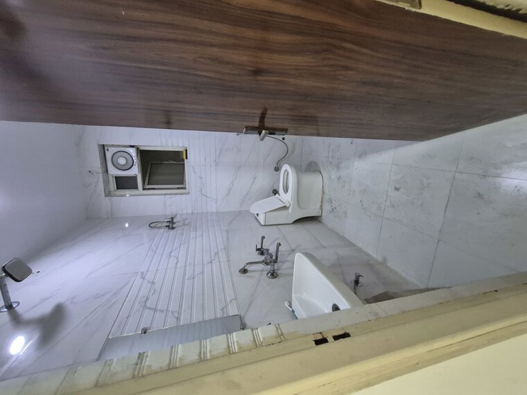 Bathroom, pandav nagar 3.5 Bedroom 950 Sq.Ft. Builder Floor In Pandav Nagar Delhi 10254638