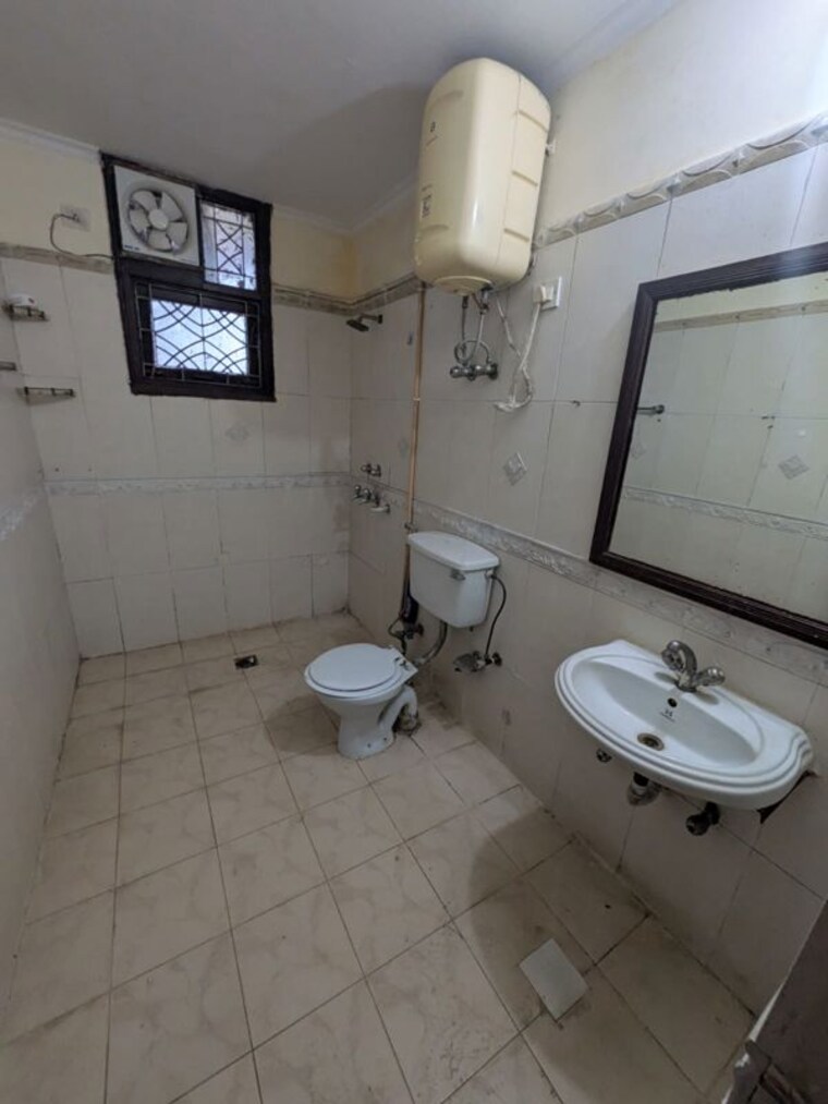 Bathroom, sector 45 2 Bedroom 1650 Sq.Ft. Builder Floor In Sector 45 Gurgaon 10254680